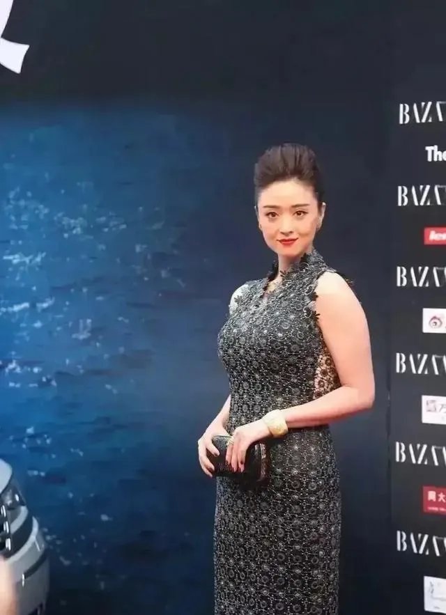太像了,蒋欣最近封面照酷似范冰冰,大家觉得可以替代范冰冰吗?