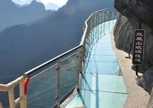 辽宁虎谷峡玻璃栈道发生了什么样的事故?此事故该谁负责?