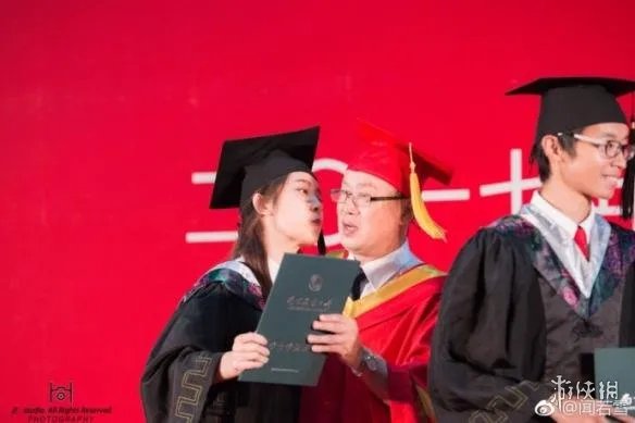 女大学生毕业典礼亲校长 网友:校长惊到穗都飞起!