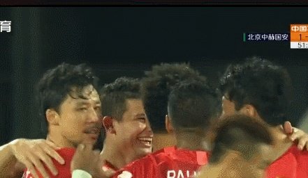 埃神破门国安球迷投掷杂物,黄博文拦下水瓶后十分生气,你如何评价?