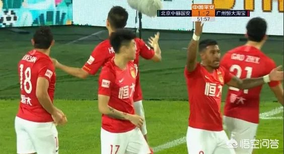埃神破门国安球迷投掷杂物,黄博文拦下水瓶后十分生气,你如何评价?