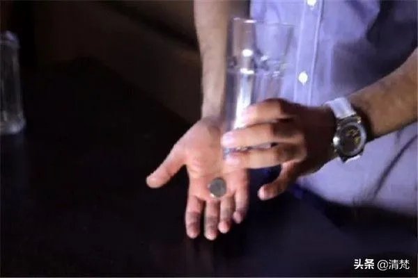 魔术教学超简单的硬币穿玻璃杯?