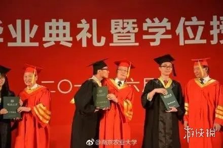 女大学生毕业典礼亲校长 网友:校长惊到穗都飞起!