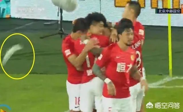 埃神破门国安球迷投掷杂物,黄博文拦下水瓶后十分生气,你如何评价?