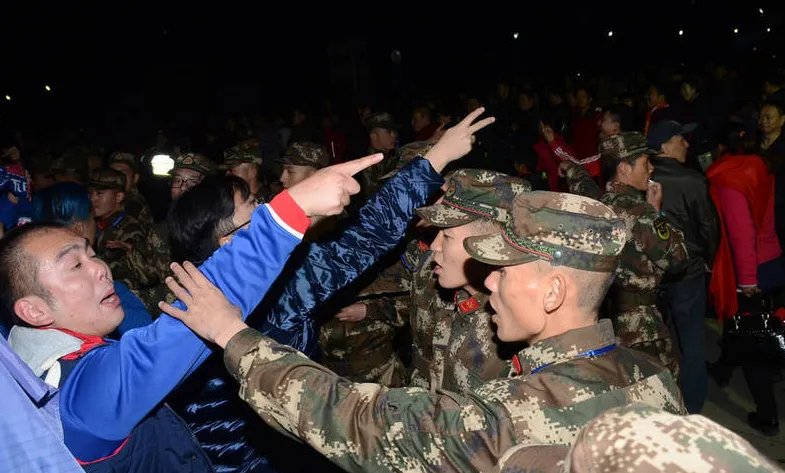 上海球迷冲突被武警制止了吗？
