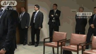 安倍见特朗普小跑