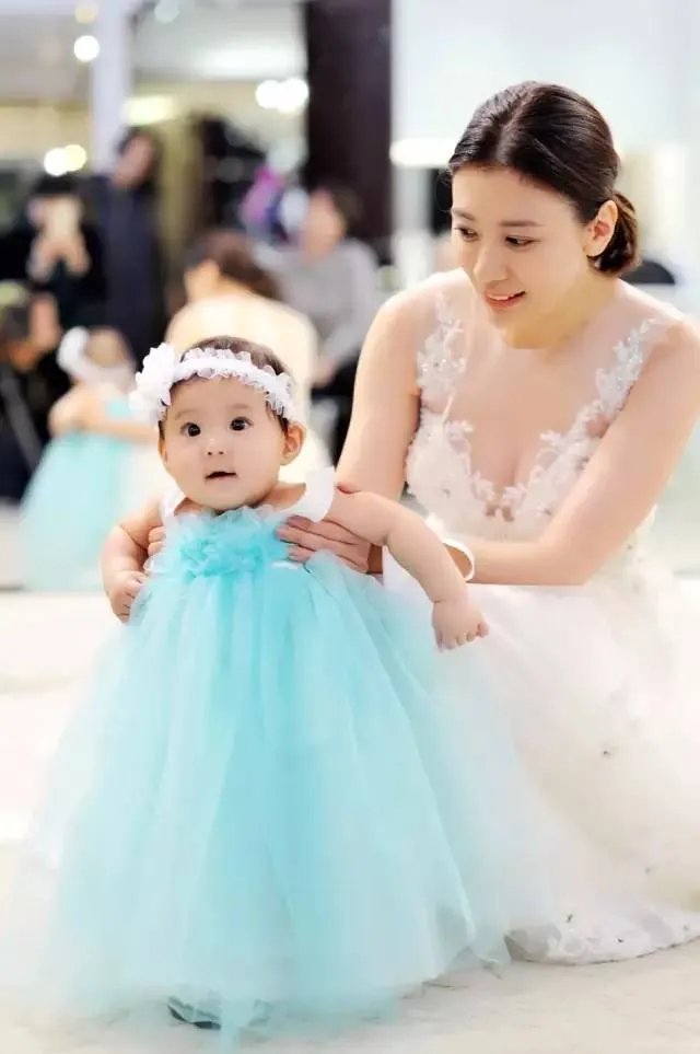 贾静雯女儿1岁玩直播,自带美瞳、长睫毛的她现在比妈妈还漂亮!