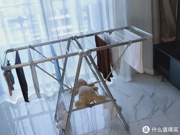 广东衣架厂家告诉你阳台晾衣架一定要选折叠晾衣架?