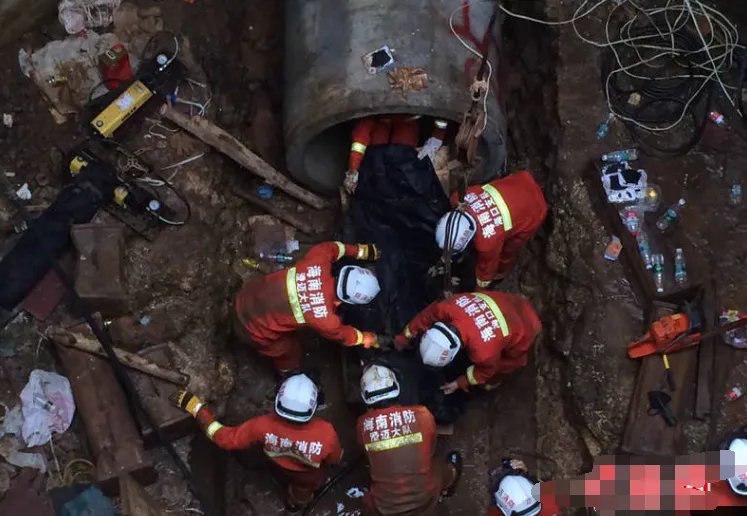 海南一工地发生塌方事故导致两名工人身亡？