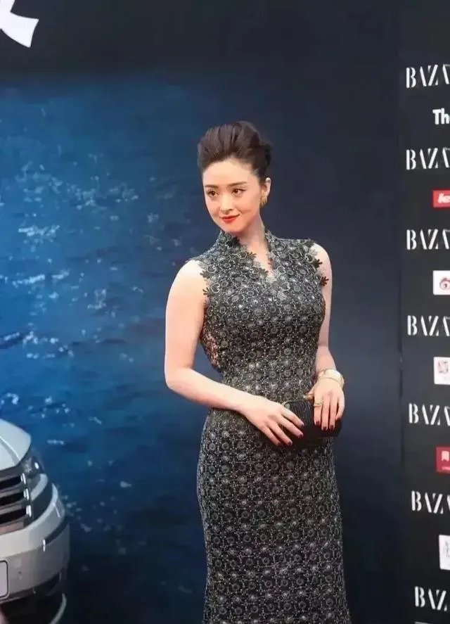 太像了,蒋欣最近封面照酷似范冰冰,大家觉得可以替代范冰冰吗?