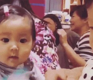 贾静雯女儿1岁玩直播,自带美瞳、长睫毛的她现在比妈妈还漂亮!