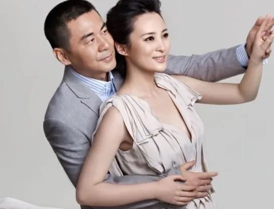 太恩爱！陈建斌蒋勤勤不畏镜头大胆接吻，他们的感情如何？