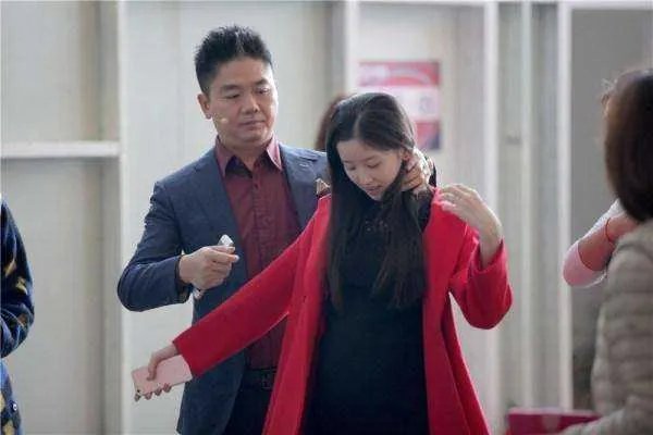 网传章泽天和刘强东已离婚，是否确有此事？