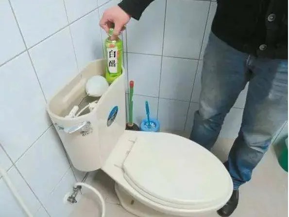 马桶堵了但还缓慢下水 小妙招让马桶畅通无阻
