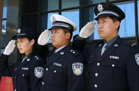 the police作主语,谓语动词怎么用