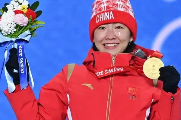 恭喜！王心迪单膝跪地正式向徐梦桃求婚