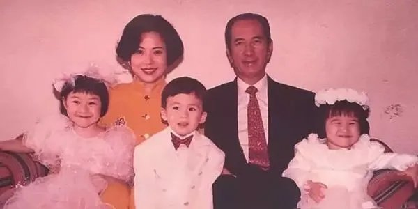 何鸿燊为什么能娶四个