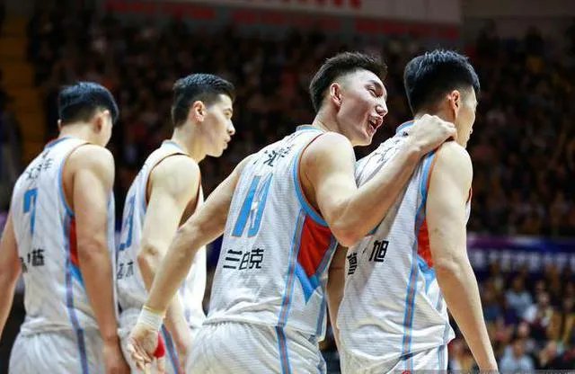 从青训队选拔5人进一线队，新疆男篮为什么要大换血？