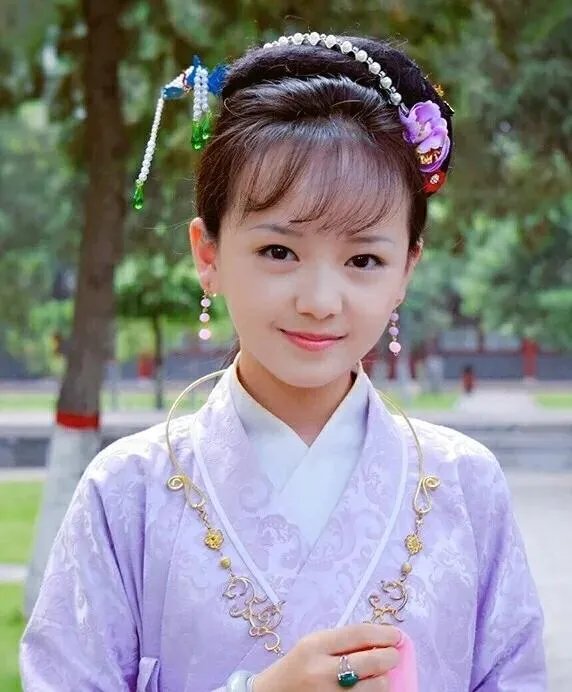 如何评价小戏骨《红楼梦》中宝钗的饰演者钟宝儿？