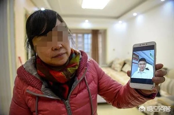 保姆偷子26年还回不成器儿子,亲妈怒怼:这是甩包袱。对此事你怎么评价?