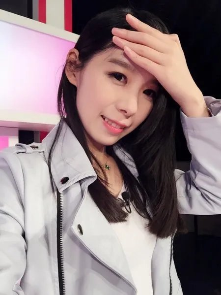 神秘人送福利 美女解说小楼微博获赠域名