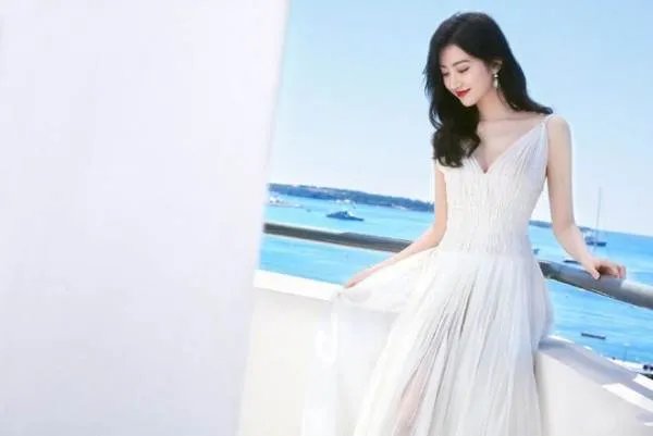 景甜晒美照,涂红唇送飞吻明艳动人,你怎么看?