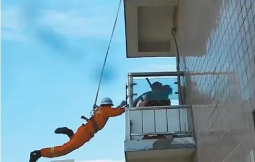 消防员洪水中开挖掘机救人,消防员都需要掌握什么技能?