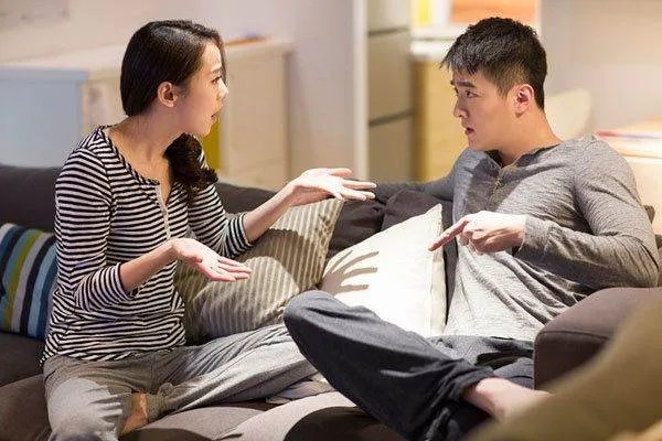 妻子雨中吃面丈夫身旁打伞，找到属于自己的爱情有多难得？