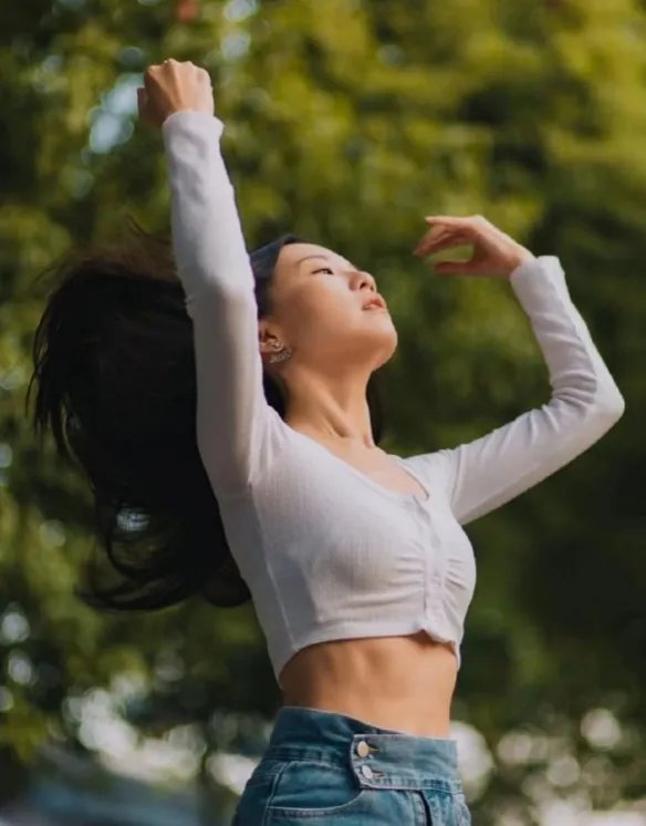 王晶女儿王子涵近照曝光!身着白色紧身上衣大秀纤腰