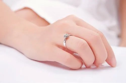 女人戒指有哪些戴法 女生戴戒指有哪些含义