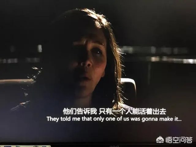 为什么在《蝙蝠侠:黑暗骑士》中,哈维丹特自己把油桶撞倒了?
