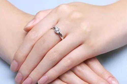 女人戒指有哪些戴法 女生戴戒指有哪些含义