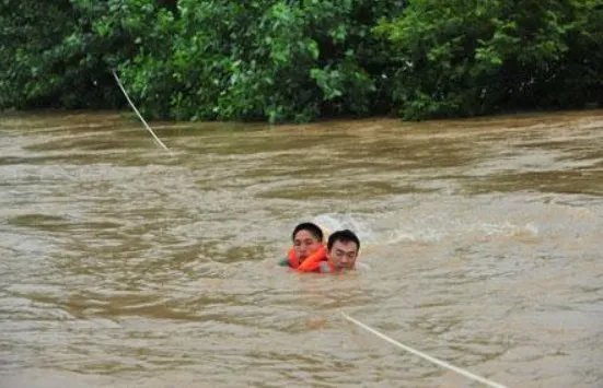 消防员洪水中开挖掘机救人,消防员都需要掌握什么技能?