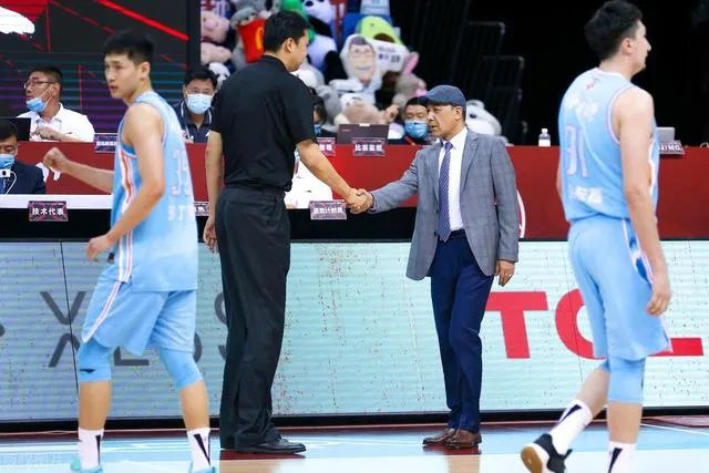 从青训队选拔5人进一线队,新疆男篮为什么要大换血?