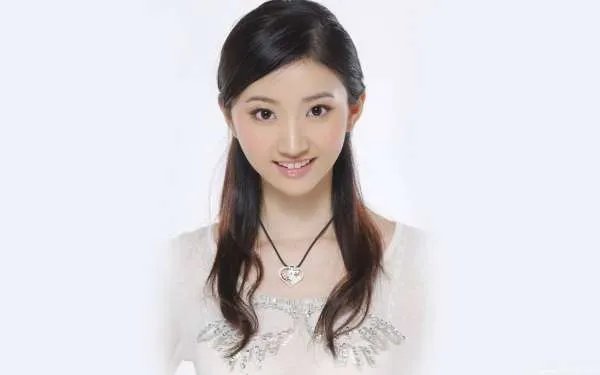 景甜晒美照,涂红唇送飞吻明艳动人,你怎么看?