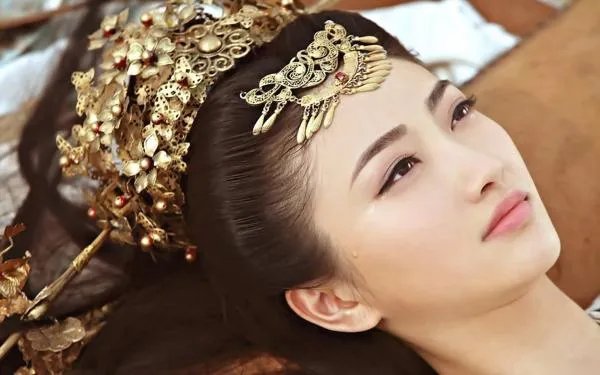 景甜晒美照,涂红唇送飞吻明艳动人,你怎么看?