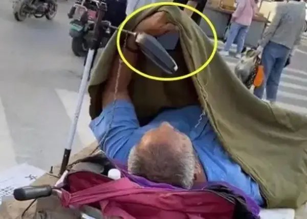 河南一对老夫妻街头乞讨,大爷躲在被窝玩手机,他们值得大家可怜吗?