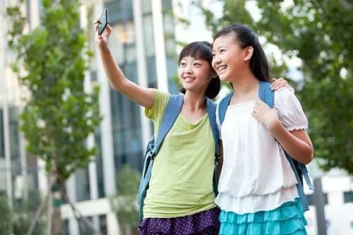 一名高校男老师和两名女学生发生不正当关系,学校做出了什么回应?