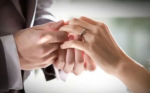 女人戒指有哪些戴法 女生戴戒指有哪些含义