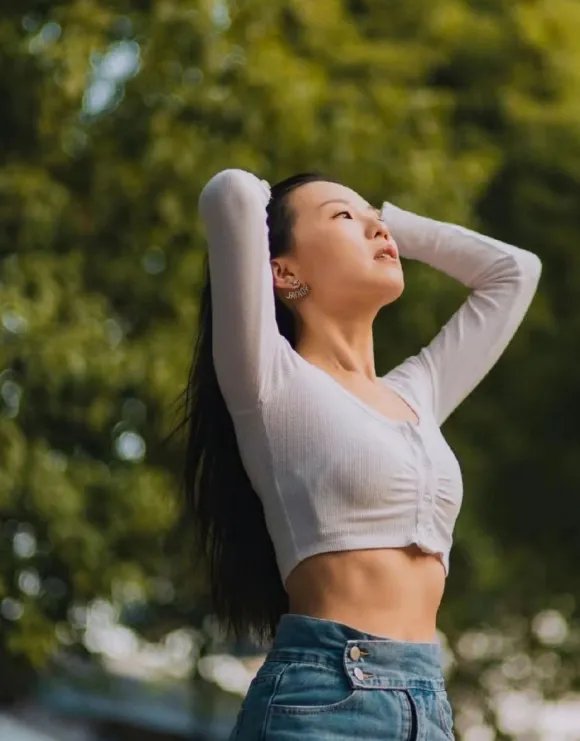 王晶女儿王子涵近照曝光!身着白色紧身上衣大秀纤腰