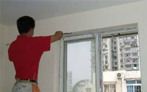 窗帘安装方法是怎样的  如何把窗帘安装得美观又牢固