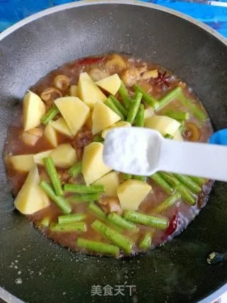 土豆炖鸡块