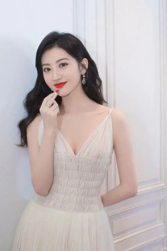 景甜晒美照,涂红唇送飞吻明艳动人,你怎么看?