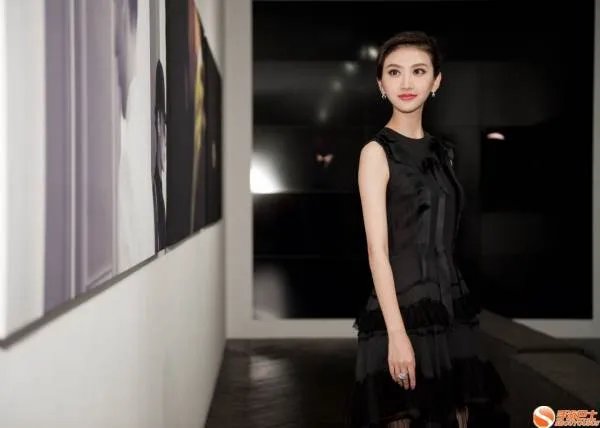 景甜晒美照,涂红唇送飞吻明艳动人,你怎么看?