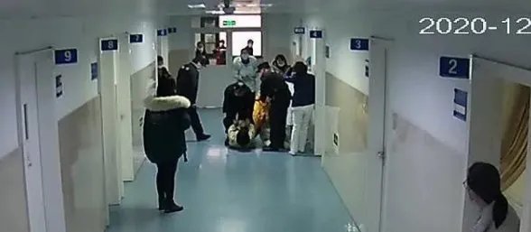 女子要求加号遭拒,将医生赶出诊室,最终的处理结果如何?