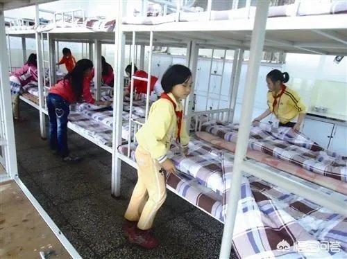 孩子马上上一年级了，送去好点封闭式学校住宿，还是去普通的不住宿学校好呢？为什么？