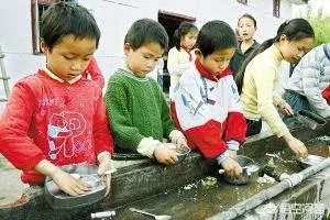 孩子马上上一年级了，送去好点封闭式学校住宿，还是去普通的不住宿学校好呢？为什么？