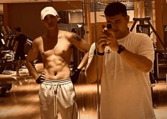 小鲜肉如今不吃香了,黄子韬开始秀肌肉,鹿晗是怎么做的?