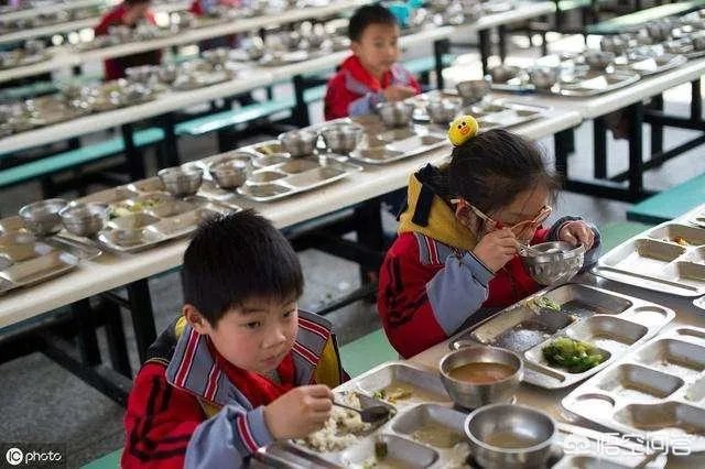 孩子马上上一年级了，送去好点封闭式学校住宿，还是去普通的不住宿学校好呢？为什么？