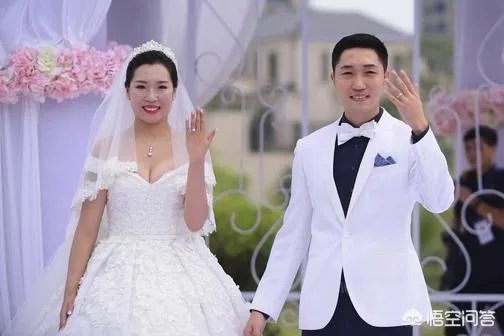 大满贯得主李晓霞即将当妈,挺“孕肚”现身观看乒乓球全国锦标赛。你怎么看?